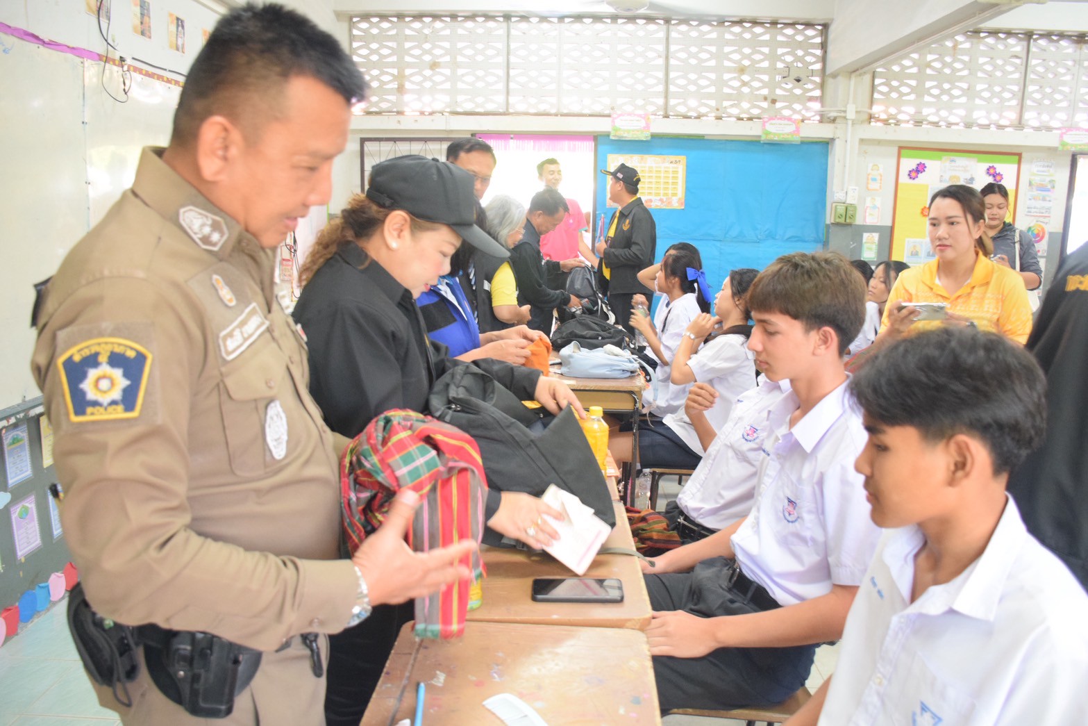พนักงานเจ้าหน้าที่ส่งเสริมความประพฤตินักเรียนและนักศึกษา ได้ทำการออกตรวจ ติดตาม เฝ้าระวัง ดูแลและป้องกันปัญหาความประพฤตินักเรียนและนักศึกษา เพื่อเป็นการป้องกัน เฝ้าระวัง สถานการณ์ปัญหาความประพฤตินักเรียนและนักศึกษา ตามพื้นที่จุดเส